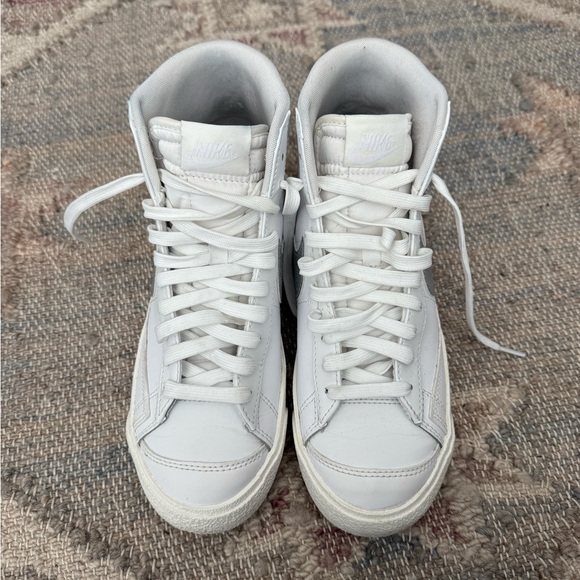 Nike Blazer Mid ’77 ESS in White & Metalic Silver - Picture 6 of 13